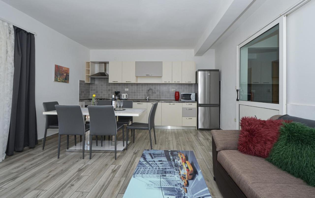Apartments Luciano Сегет-Враница Экстерьер фото
