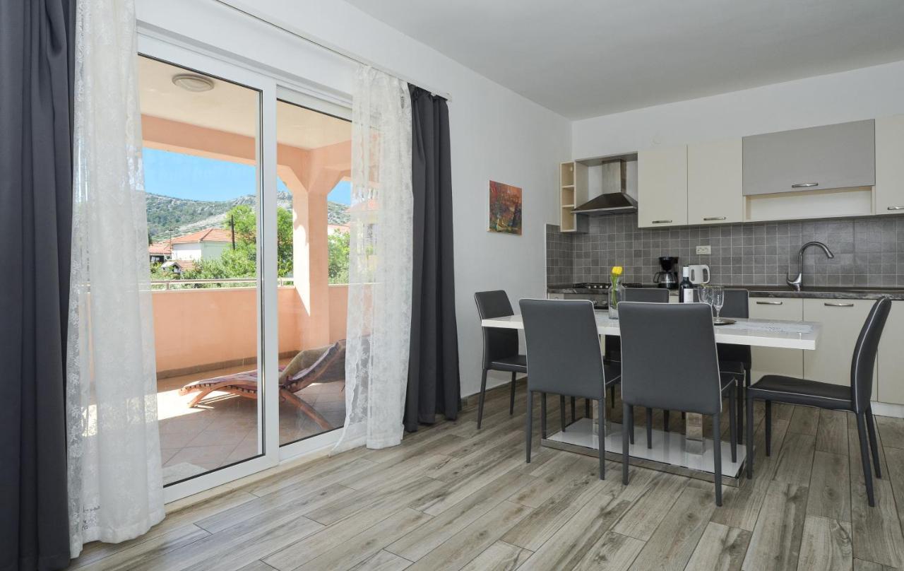 Apartments Luciano Сегет-Враница Экстерьер фото